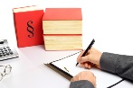 Paragraph_Buch_83659519_©rupbilder – stock.adobe.com